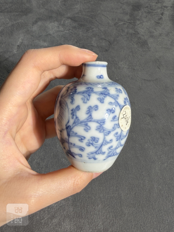 清中期青花淡描缠枝花卉纹鼻烟壶 - 图6